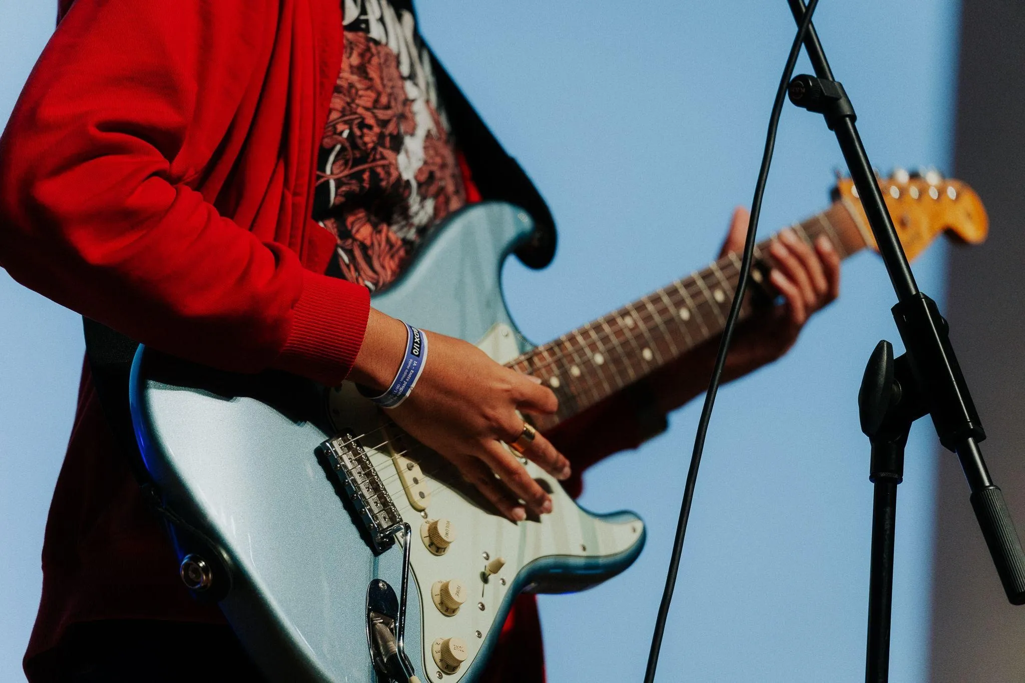 je joue sur une guitare bleu métalisé modèle stratocaster