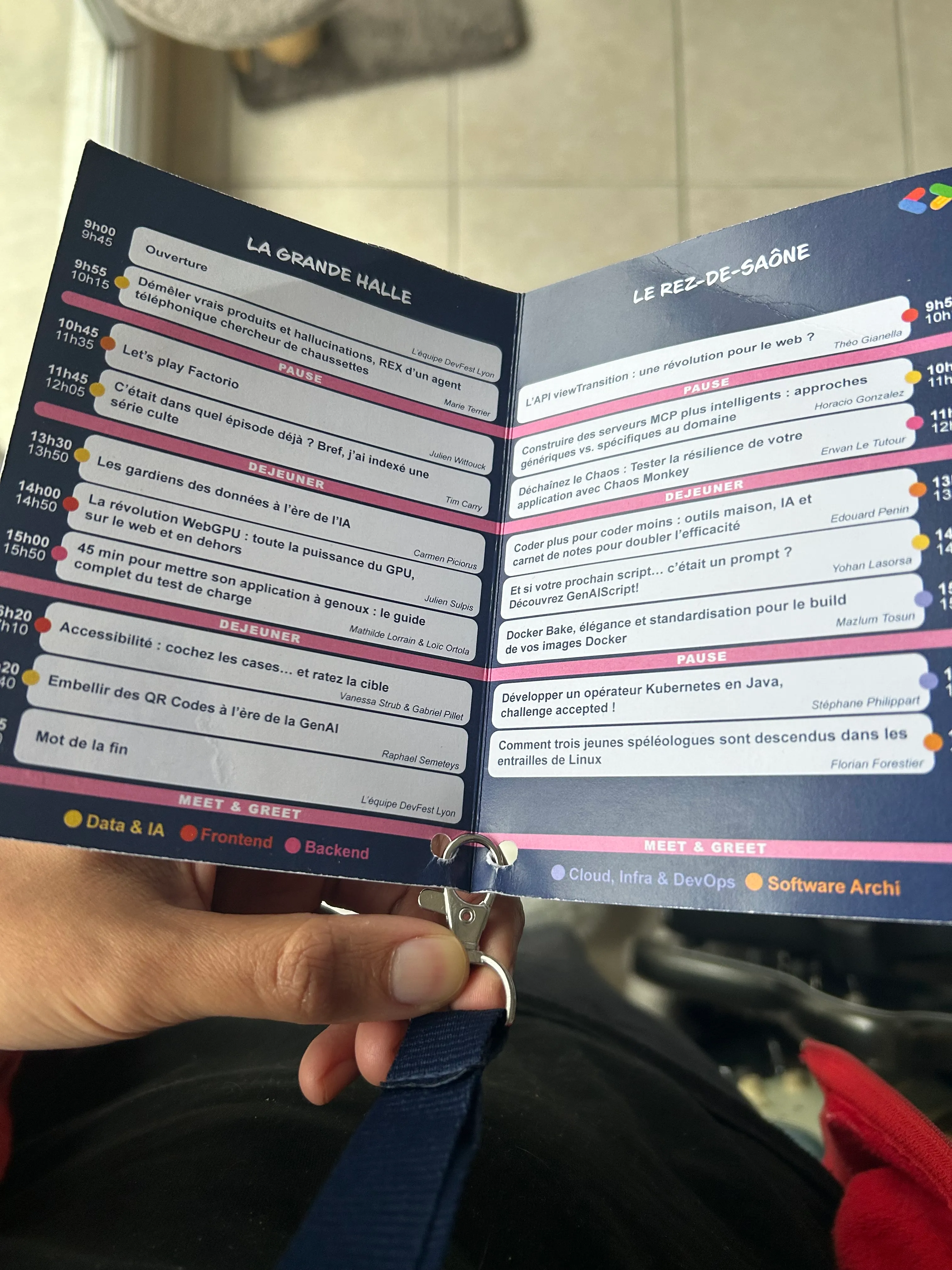 je tiens mon badge qui est tenu avec un tour de cou et je peux lire sans le retourner le programme