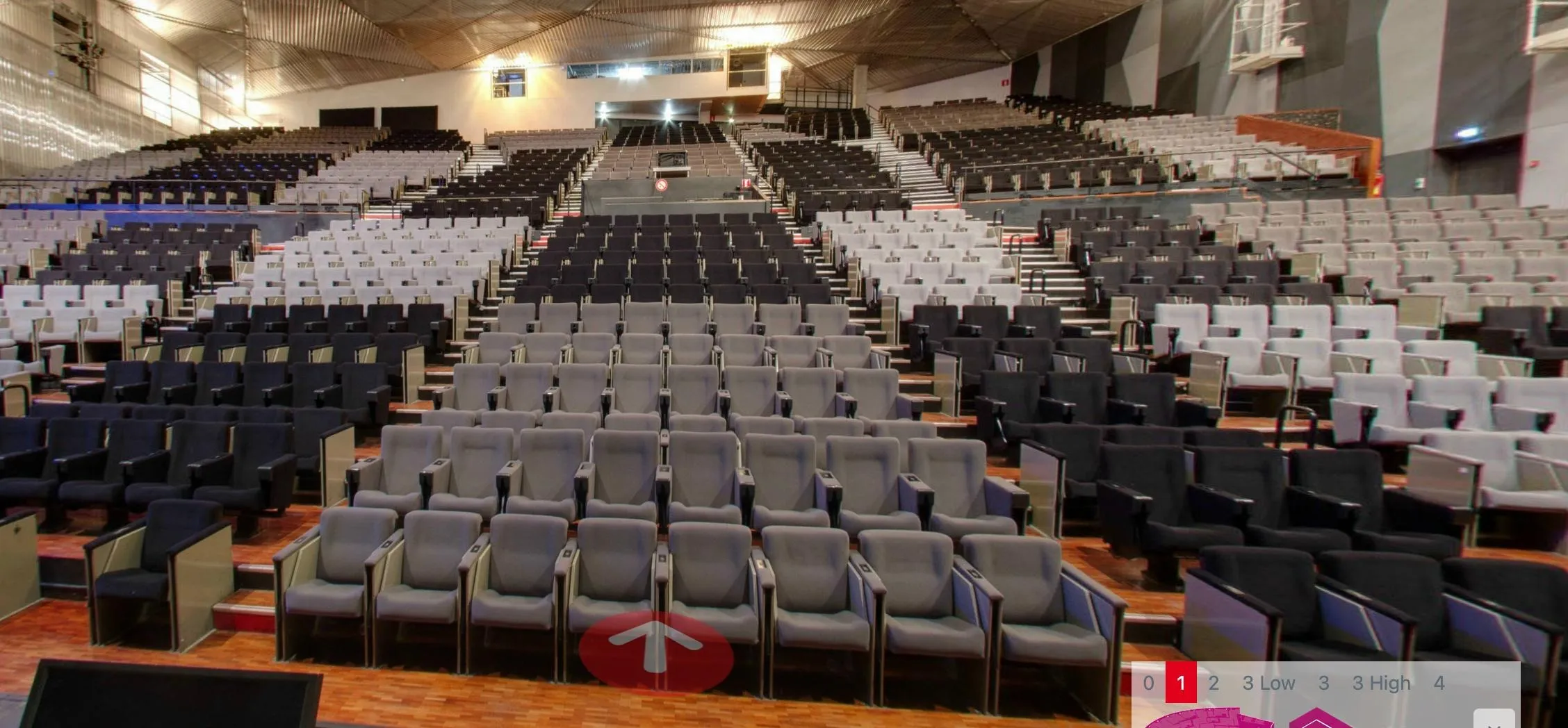 vue de la salle "grand-théâtre" depuis la scène, pour une salle d'une capacité de 1500 personnes